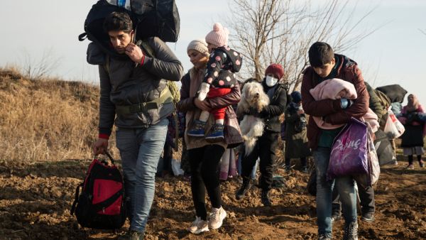 Migrants walk towards the Turkey's Pazarkule border crossing with Greece's Kastanies
