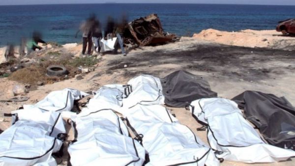 انتشال جثث مهاجرين من البحر الأبيض المتوسط