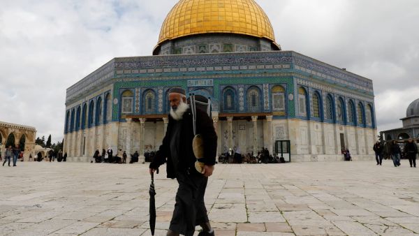 35 الفا يصلون في الاقصى