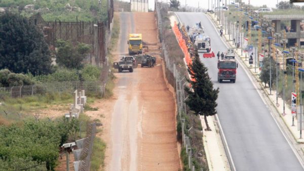 الجيش الإسرائيلي أطلق قنابل مضيئة بعد رصد "تحركات مشبوهة" على الحدود اللبنانية.