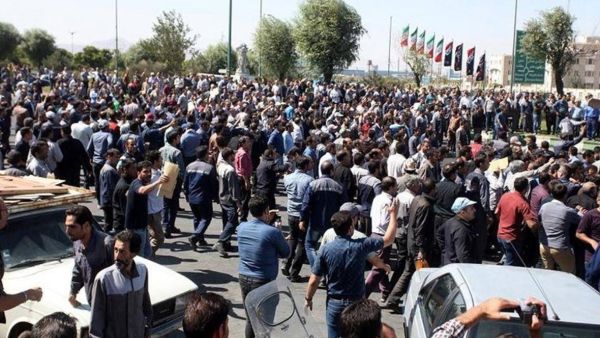 الإضرابات بداية الفوضى في إيران