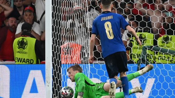 جورجينيو يهدر ركلته