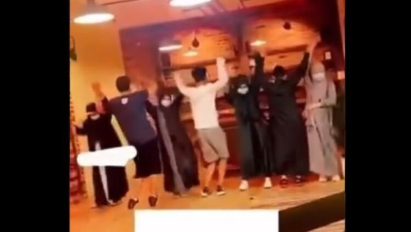 رقص شباب وفتيات في مقهى بالسعودية 