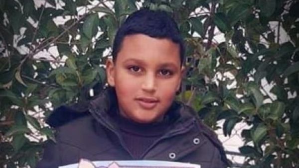 والشهيد طالب في الصف السادس، في مدرسة ذكور بيت أمر الأساسية بمديرية تربية شمال الخليل.