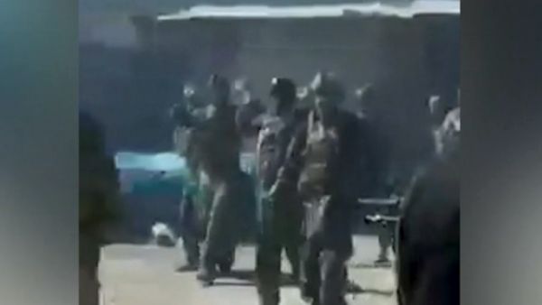 مشهد من فيديو يرجح أنه من اعدام طالبان لعناصر "الكوماندوز" الأفغانية