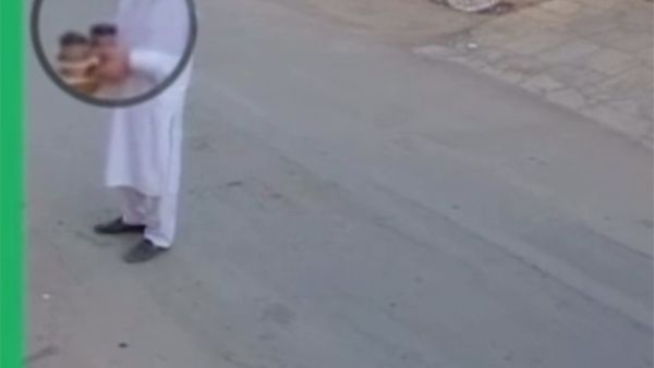 مندوب توصيل يبصق في أكواب القهوة قبل تسليمها في السعودية