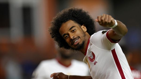 أكرم عفيف يحتفل بهدفه