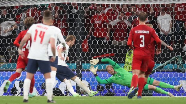 كين يسجل هدف إنجلترا الثاني ليبلغ فريقه نهائي بطولة ضخمة للمرة الأولى منذ عام 1966