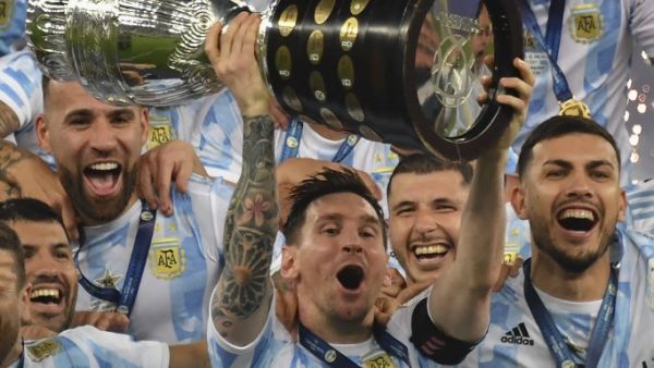 ميسي يرفع كأس كوبا أمريكا 2021