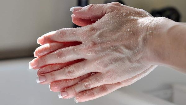 اخلطي أجزاء متساوية من الحليب مع الماء الساخن في حوض باديكير لمدة 10 إلى 15 دقيقة
