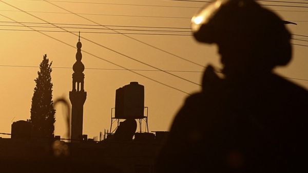 Israeli forces shoot a kid in his head