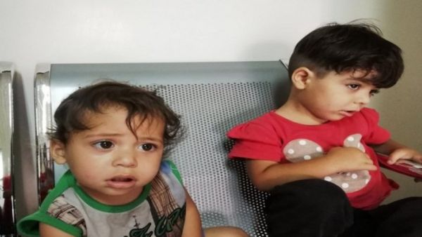 أب يترك طفلتين في مستشفى المواساة