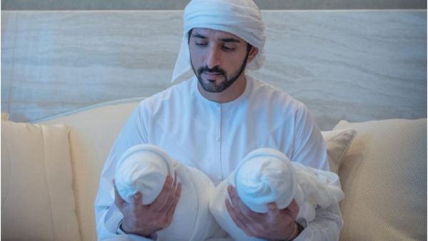 الشيخ حمدا مع التوأم راشد وشيخة