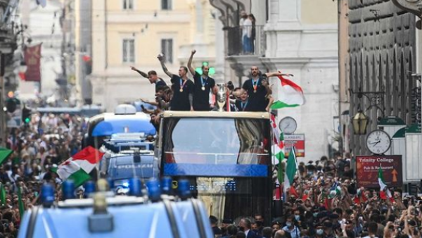 Numerus social media pages like Azzuri on Instagram shared amazing photos of the welcome of the continent champions. 