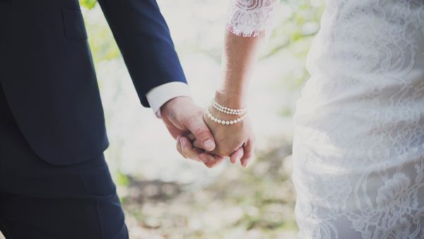 يُعد نشر الصور المثيرة على مواقع التواصل الاجتماعي من بين أول العادات التي تودعها الزوجة يُعد نشر الصور المثيرة على مواقع التواصل الاجتماعي من بين أول العادات التي تودعها الزوجة