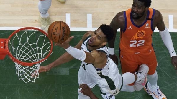 Giannis Antetokounmpo #34 of the Milwaukee Bucks drives on Deandre Ayton #22 of the Phoenix Suns in Game Four of the NBA Finals at Fiserv Forum on July 14, 2021 in Milwaukee, Wisconsin. (Photo: AFP)