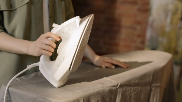 كيفية تنظيف مكواة الثياب من الداخل والخارج؟