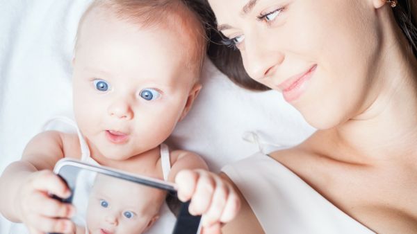 تحدثي إلى طفلك فقط عندما تحظين باهتمامه، وإذا كان مشغولا