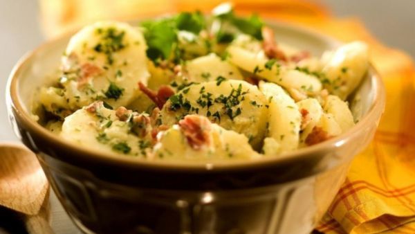 وصفات صيفية: سلطة البطاطا المسلوقة بالخضار