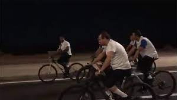 السيسي يقود دراجته الهوائية