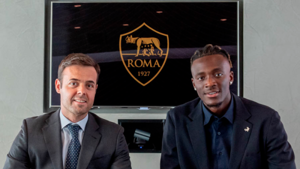 آبراهام (يمين) يوقع على عقد انضمامه لروما (المصدر: حساب روما الرسمي على تويتر)