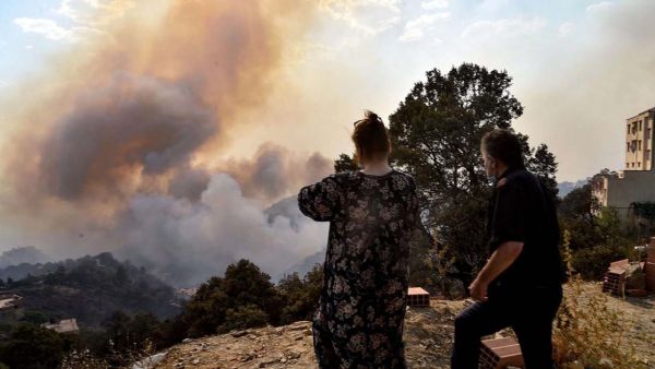 قال الرئيس الجزائري ان الحرائق التي تجتاح البلاد لم نشهد مثلها منذ سنوات