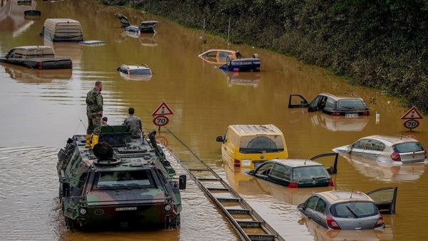 سيارات غمرتها المياه نتيجة الفيضانات بولاية تينيسي الأمريكية