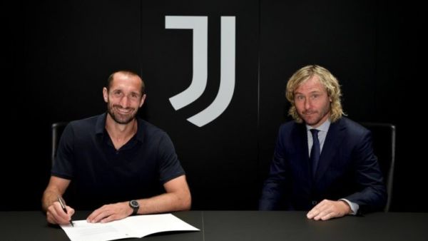 كييليني يوقع على كشوفات يوفنتوس (المصدر: موقع يوفنتوس الرسمي)