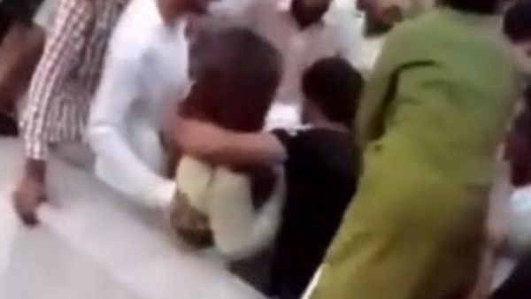 اعتداء 400 شاب على فتاة في باكستان
