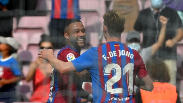 الهولندي فرينكي دي يونغ (يمين) يهنىء مواطنه ديباي بهدفه