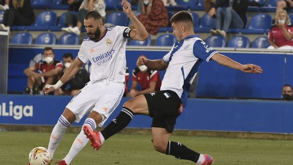 بنزيمة (يسار) خلال مباراة ريال مدريد وآلافيس