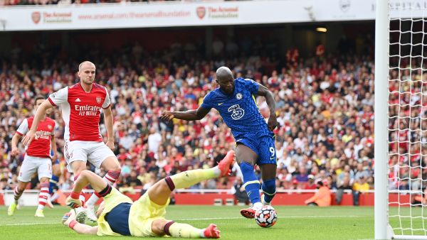 لوكاكو (يمين) يقود تشيلسي للفوز (المصدر: حساب الدوري الإنجليزي الرسمي على تويتر)