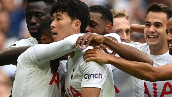 سون يحتفل مع زملائه بهدفه المهم (المصدر: حساب توتنهام الرسمي على تويتر)