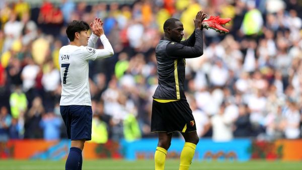 مين سون (يسار) يحيي الجماهير بعد نهاية المباراة