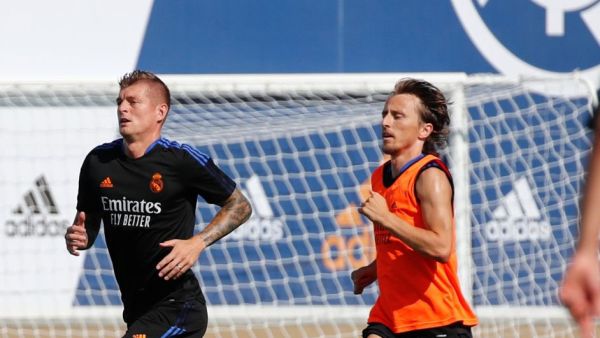 كروس (يسار) خلال تدريبات ريال مدريد (المصدر: حساب اللاعب الرسمي على تويتر)