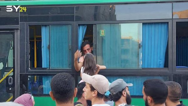  طفلة تعانق والدها وتقبله للمرة الأخيرة قبيل تهجيره من درعا البلد