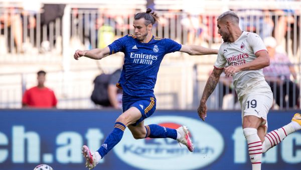 غاريث بيل (يسار) خلال مباراة ودية بين ريال مدريد وميلان