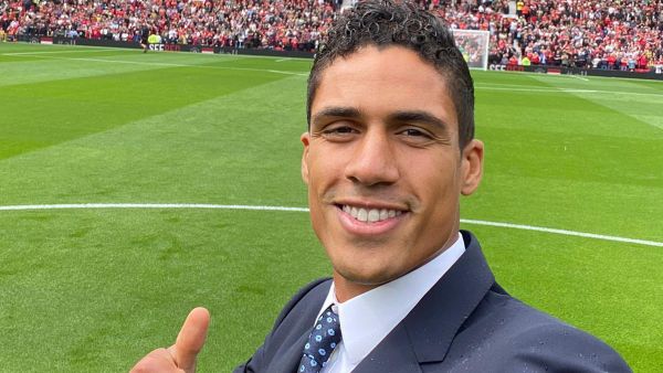 فاران يلتقط سيلفي في ملعب أولد ترافورد (المصدر: حساب مانشستر يونايتد الرسمي على تويتر)