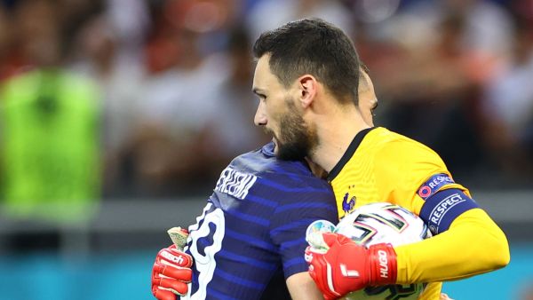 لوريس وبنزيمة خلال مباراة فرنسا وسويسرا