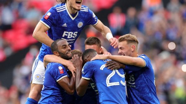 ليستر يظفر بالدرع (المصدر: حساب ليستر الرسمي على تويتر)