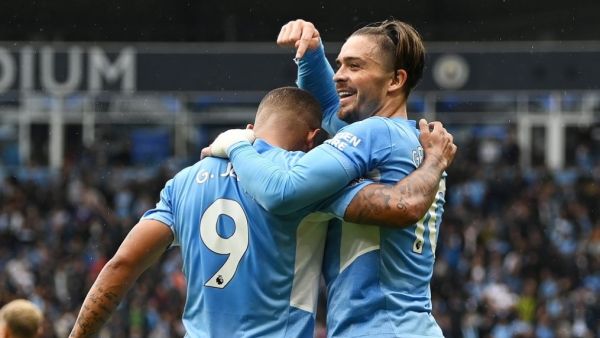 غريليش (يمين) يحتفل بهدفه مع زميله غابرييل جيزوس (المصدر: حساب مانشستر سيتي الرسمي على تويتر)