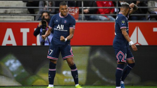 مبابي يحتفل بهدفه الأول