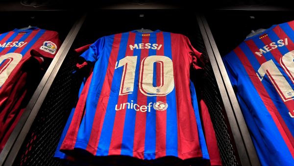 قميص ميسي مع برشلونة