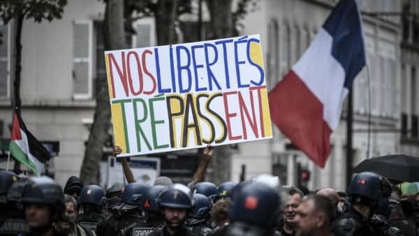 French people demonstrate health pass under the rain
