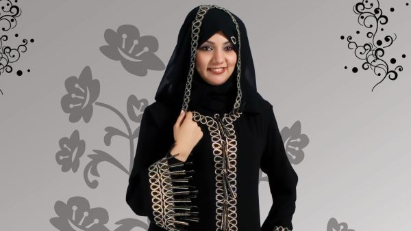 تمتلك العلامة التجارية المحتشمة التي تم إطلاقها حديثًا في الشرق الأوسط مجموعة متنوعة من السترات والفساتين والبدلات العلوية والسراويل والتنانير