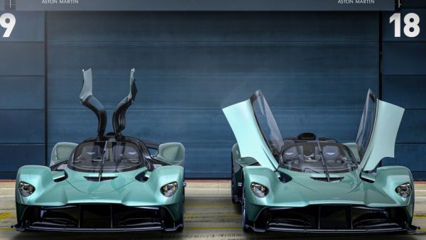  إزالة سقف السيارة ليست مجرد إضافة جمالية، في الواقع، فقد كان التحدي الأصعب أمام مهندسي أستون مارتن هو الحفاظ على الكفاءة الأيروديناميكية وعلى الوزن المنخفض حتى بعد زيادة الدعم اللازم للهيكل بعد إزالة السقف