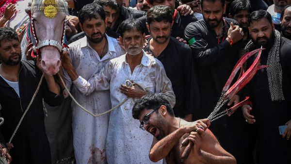 Roadside bomb kills 5