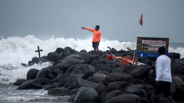 A lifeguard points at a strong wave reaching the coast due to Hurricane Grace, which has reached category 2, in Boca del Rio, Veracruz, Mexico, on August 20, 2021.  (Photo by Victoria Razo / AFP) Hurricane Grace hit Mexico