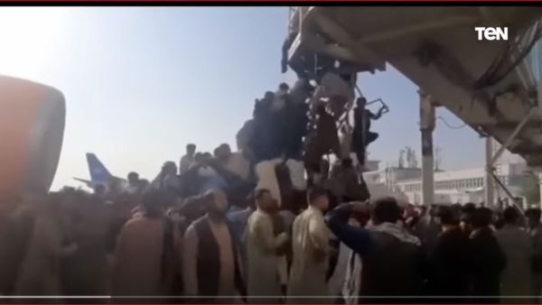 طائرة يبدو انها عسكرية اميركية وهي تقلع من على ارضية المطار 