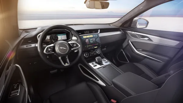  طرح طراز جديد من سيارة جاكوار F-PACE وتحسين ميزاتها التكنولوجية